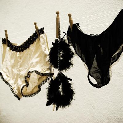 Bijoux Indiscrets - Za Za Zu Feather Handcuffs